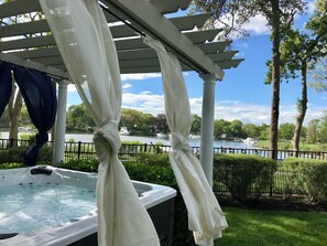 Outdoor spa tub - Waterfront Villa near Hamptons with pool, hot tub & boat dock (Center Moriches)