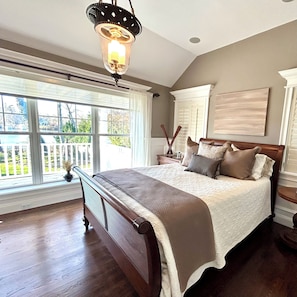 6 bedrooms, iron/ironing board, WiFi, bed sheets - Waterfront Villa near Hamptons with pool, hot tub & boat dock (Center Moriches)