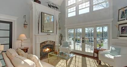 Waterfront Villa near Hamptons with pool, hot tub & boat dock