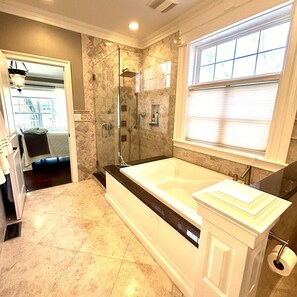 Shower, jetted bath, hair dryer, towels - Waterfront Villa near Hamptons with pool, hot tub & boat dock (Center Moriches)