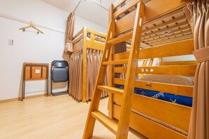 4 室のベッドルーム、WiFi (無料)、ベッドシーツ