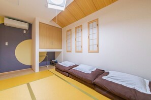 4 bedrooms, free WiFi, bed sheets - Available accommodation small groups welcomeUSJ / Osaka Ōsaka (Osaka)