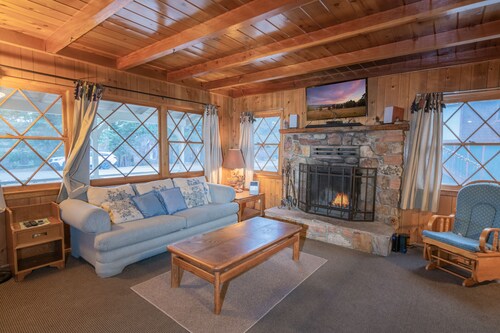 Sauer Suite - Close to Lake & Village, Fireplace, Barbecue