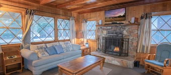 Sauer Suite - Close to Lake & Village, Fireplace, Barbecue