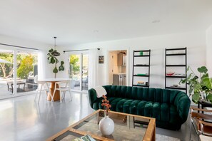 Smart TV, videogiochi, libri, impianto stereo