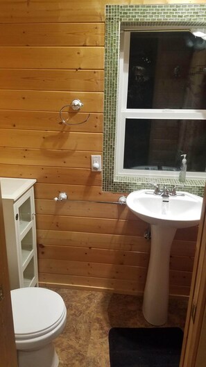 Dusch, hårtork, handdukar och tvål