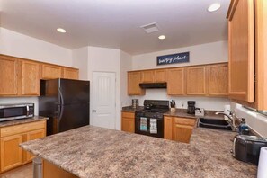 Fridge, microwave, oven, stovetop - Montezuma Dark Sky Retreat, Near Sedona! (Lake Montezuma)