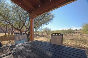 Outdoor dining - Montezuma Dark Sky Retreat, Near Sedona! (Lake Montezuma)