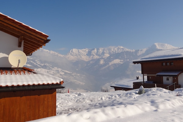 Außenansicht im Winter mit Blick auf Chesaplana