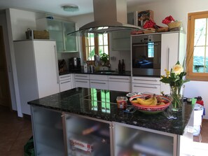 Een koelkast, een oven, een kookplaat, een vaatwasser