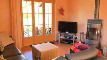 Fernseher, Kamin, DVD-Player, Musikbibliothek
