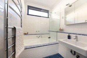 Hair dryer - Cullalo ArtHouse- gorgeous accommodation combined with an art gallery! - Stunning one bedroom apartment in east Albury (East Albury)