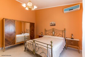 3 bedrooms, desk, iron/ironing board, WiFi - Irene's house with pool, parking & wi.fi (Avola/Sicilia)