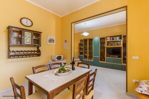 Dining - Irene's house with pool, parking & wi.fi (Avola/Sicilia)