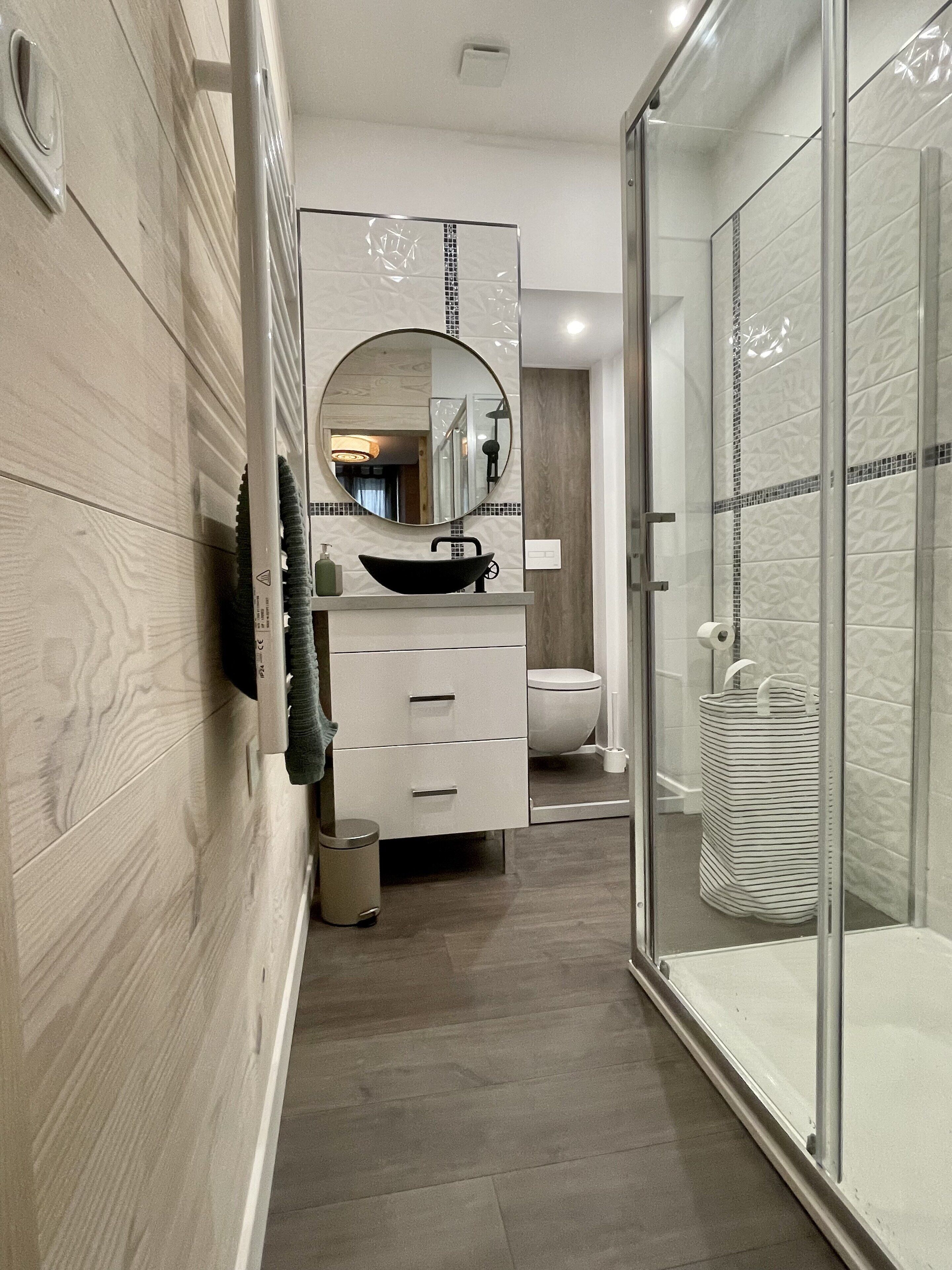 Dusche, Haartrockner, Handtücher, Toilettenpapier