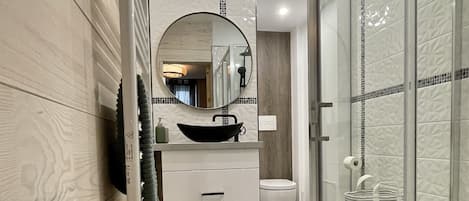 シャワー、ヘアドライヤー、タオル、トイレットペーパー