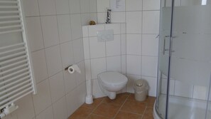 Dusj, hårføner og håndklær