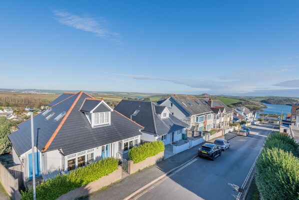 A residential street with houses, cars, and a clear view of the sea. - Spacious family home close to all Salcombe's amenities (Salcombe)