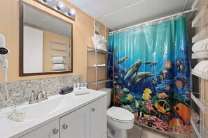 Badekar, hårtørrer, håndklæder