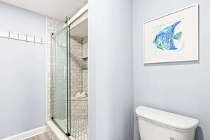 Badewanne, Haartrockner, Handtücher