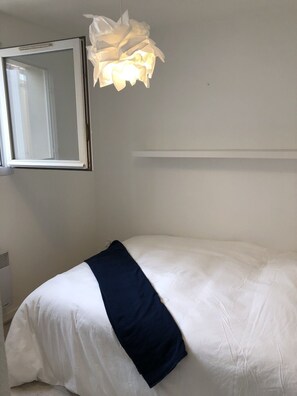 3 عدّة غرف نوم ومكواة/لوح كي وواي فاي وملاءات أسرّة