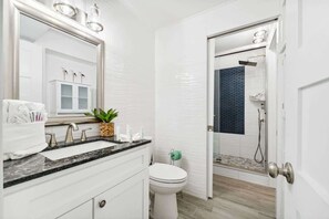 Tina, secadora de cabello, toallas 