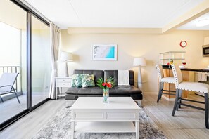 Smart TV - Waikiki Sunset City & Mountain View w/ Parking (Honolulu)