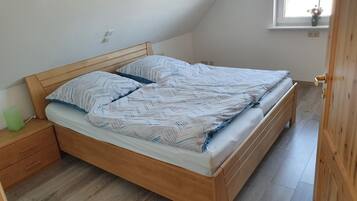 2 habitaciones, tabla de planchar con plancha y cuna de viaje