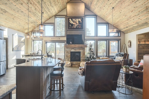 One-Of-A-Kind Beautiful Cabin on 17 Acres w/ Custom Bar, Hot Tub 3200 Sq. Ft.