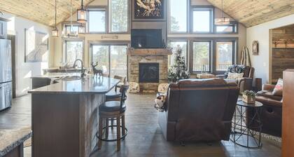 One-Of-A-Kind Beautiful Cabin on 17 Acres w/ Custom Bar, Hot Tub 3200 Sq. Ft.