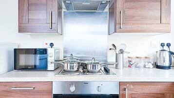 House | Private kitchen | Full-sized fridge, microwave, oven, toaster