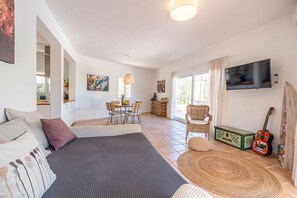 Fernseher, Kamin, Bücher