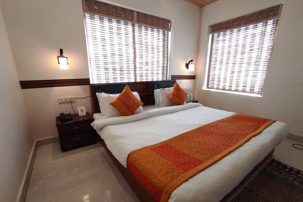 Deluxe Double Room | In-room safe, iron/ironing board, WiFi
