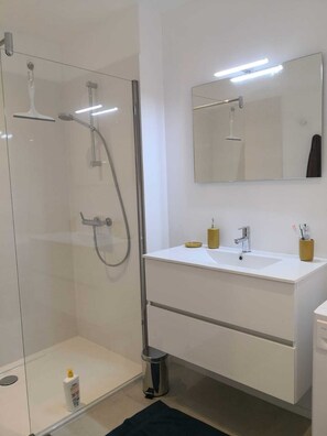 Een douche, een haardroger, handdoeken