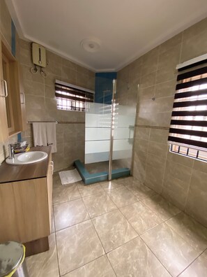 Shower, rainfall showerhead, designer toiletries, towels - Bays Boutique Apartment (Accra)
