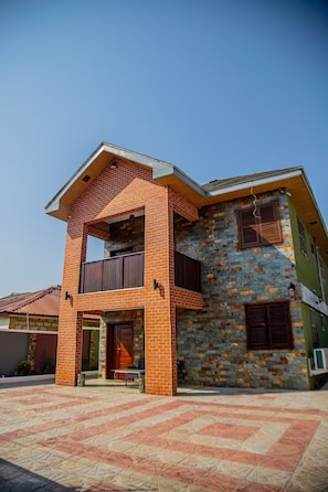 Front of property - Bays Boutique Apartment (Accra)