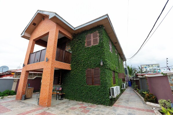 Front of property - Bays Boutique Apartment (Accra)