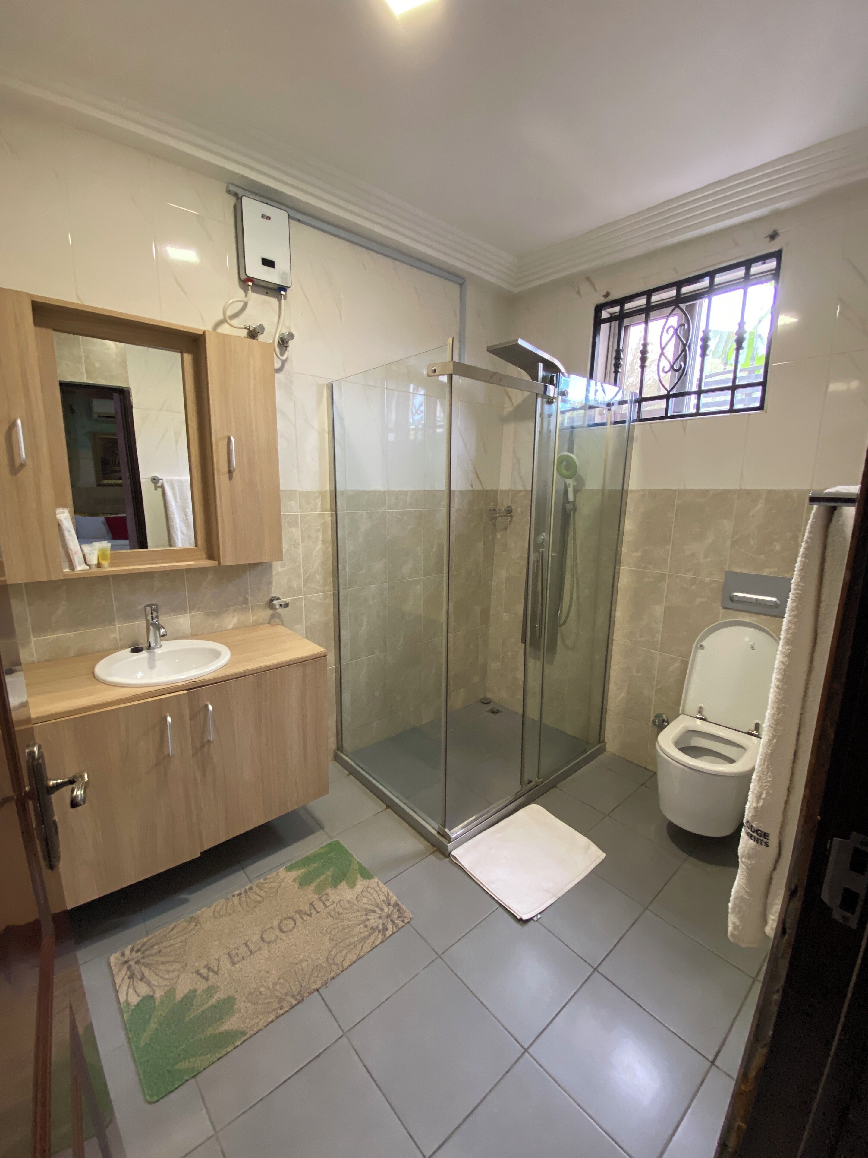 Dusche, Regendusche, Designer-Toilettenartikel, Handtücher
