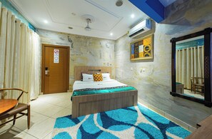 Deluxe Double Room | Premium bedding, down duvets, individually decorated - Bays Boutique Apartment (Accra)