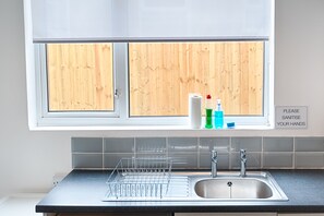 House | Private kitchen | Fridge, microwave, oven, dishwasher - Spacious Sydney (Swansea)