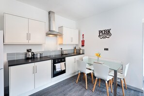 House | Private kitchen | Fridge, microwave, oven, dishwasher - Spacious Sydney (Swansea)