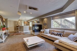 تلفزيون ذكي، مدفأة، تنس طاولة، مكتب