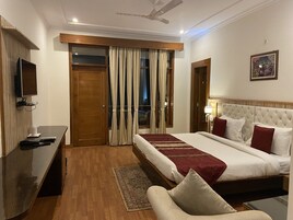 Deluxe Double Room | Premium bedding, memory foam beds, in-room safe, soundproofing