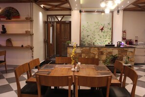 Tägliches großes Frühstück gegen Gebühr