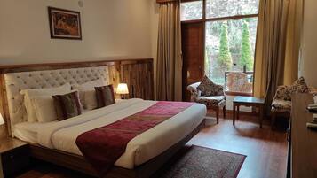 Premium bedding, memory-foam beds, in-room safe, soundproofing