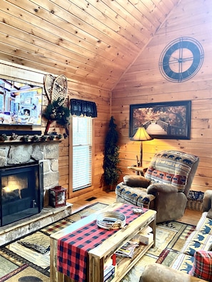 Smart TV, chimenea y libros 