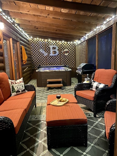 Gorgeous cabin with hot tub 15 minutes from downtown Gatlinburg and Pigeon Forge