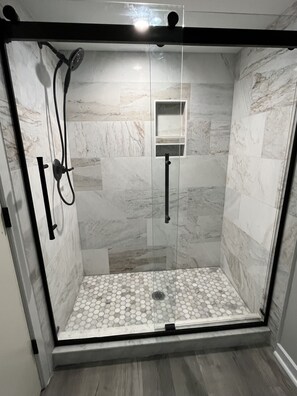 Combined shower/tub, towels, soap, toilet paper