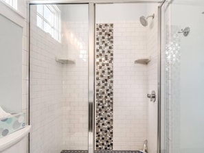 Shower, hair dryer, towels - Charming Pink House! Steps to Boardwalk Pool! (Carlton Landing)