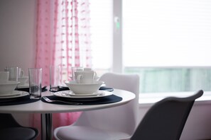 House | In-room dining - Singleton House parking and garden (Swansea)